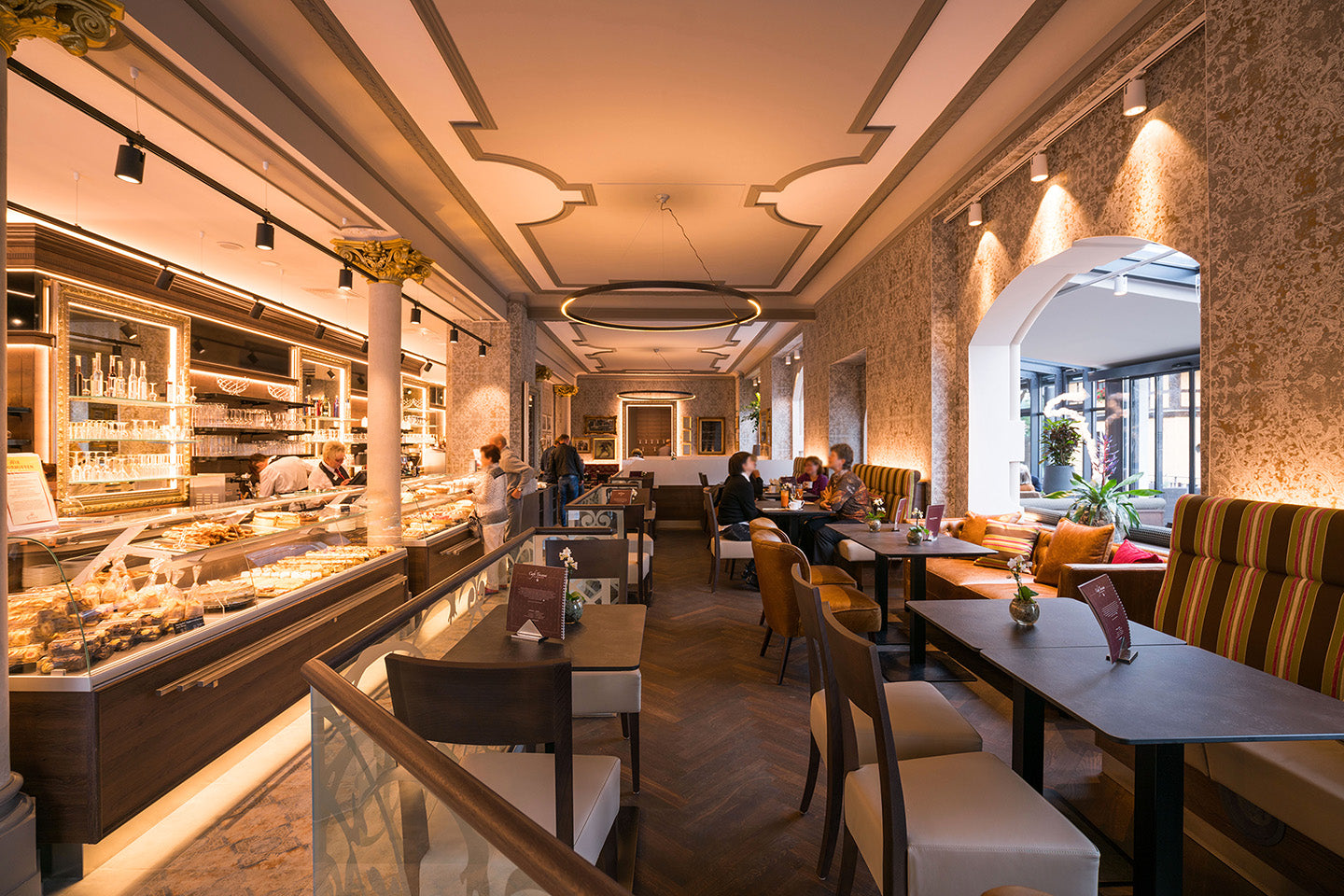 Dresdner Filiale Café Toscana im Innenraum mit Kundschaft und Mitarbeitern hinter der Bedienfläche