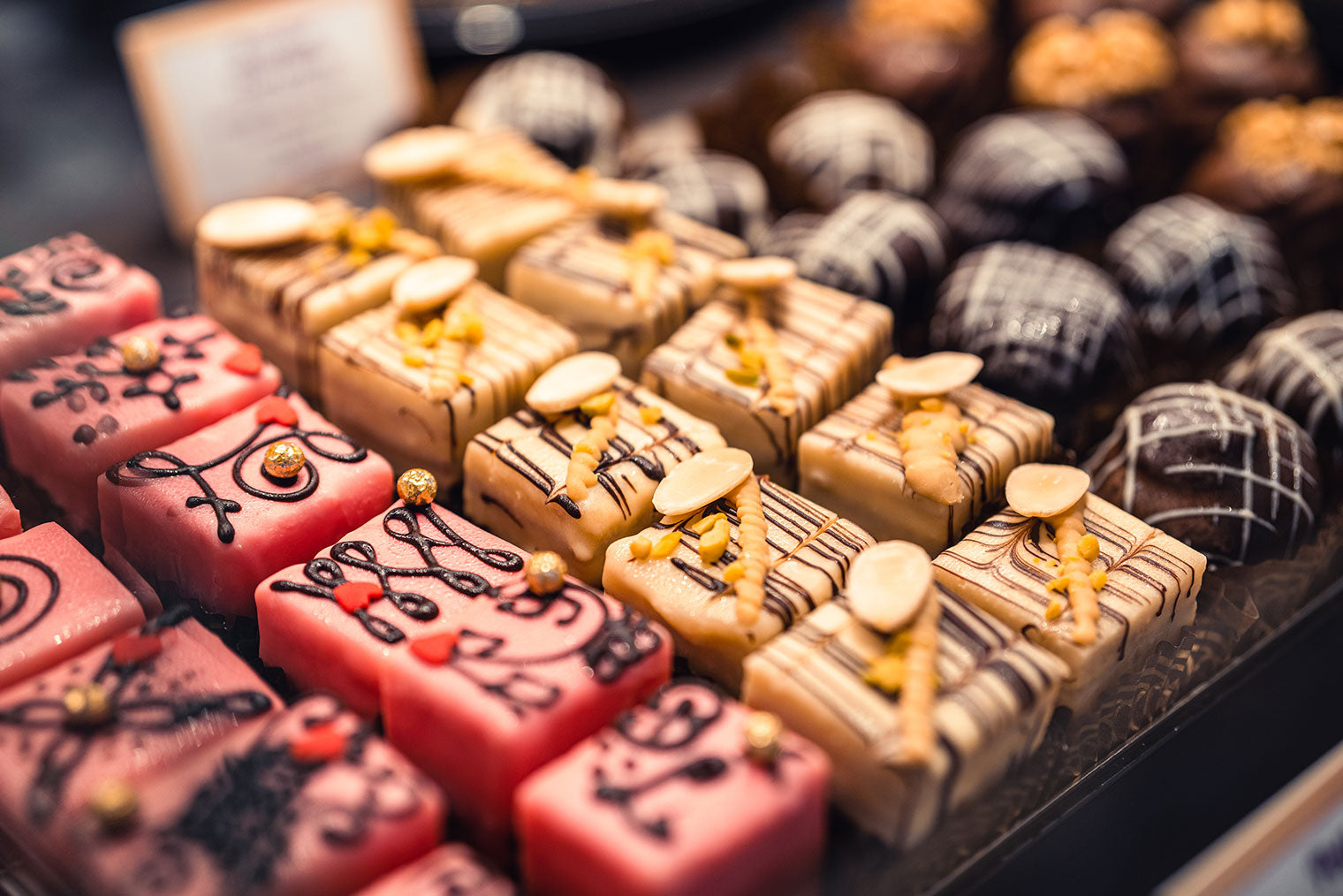Trüffel Lebkuchen und Pralinen in der Auslage im Café Toscana, bereit für den Verkauf an Kunden