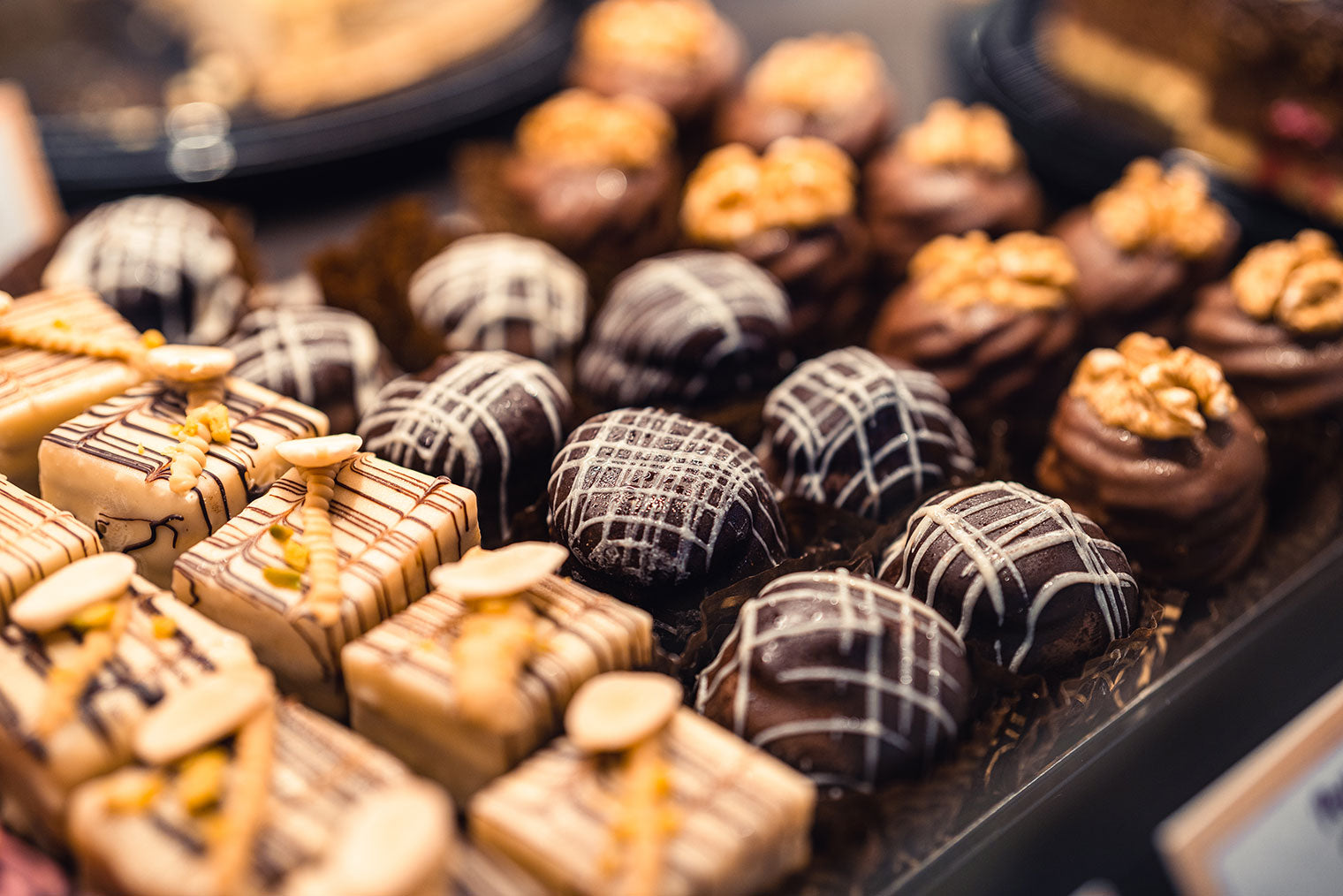 Weihnachtliche Pralinen mit Schokolade überzogen in der Auslage für den Verkauf bereit Café Toscana